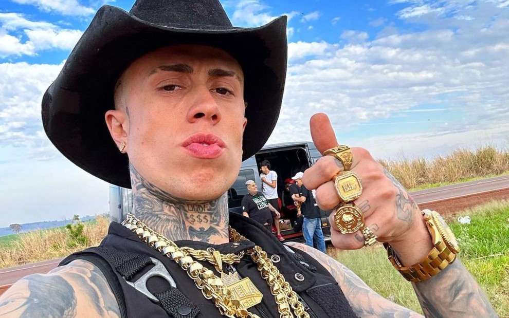 MC Daniel usa chapéu de cowboy em selfie ao ar livre