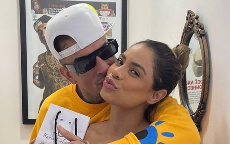 MC Guimê beija bochecha de Lexa em foto do Instagram