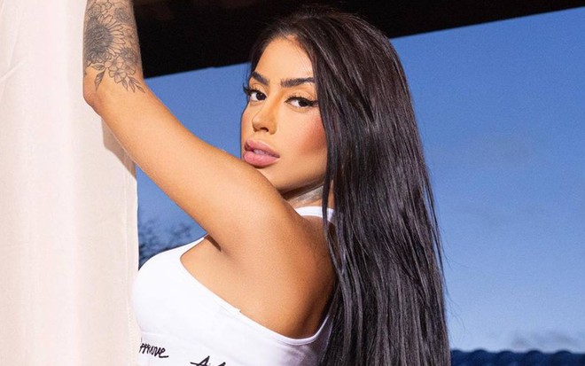 Foto de MC Mirella usando um top branco