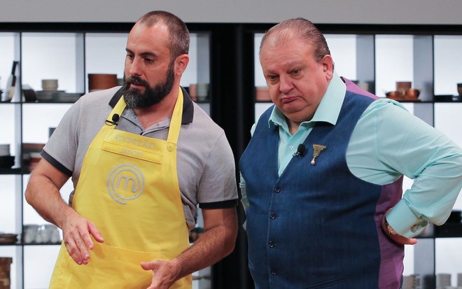 Imagem de Jason (à esq., de avental amarelo) e Erick Jacquin no MasterChef Brasil 9