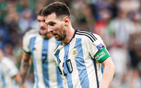 Lionel Messi, da Argentina, em campo pela seleção com uniforme listrado azul e branco