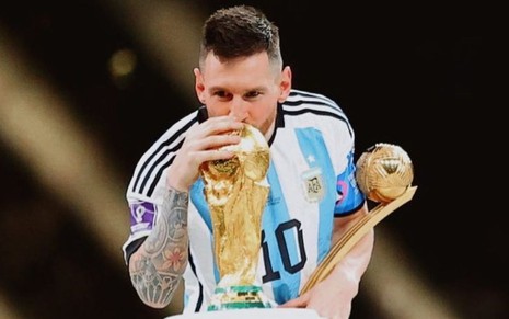 Lionel Messi, da Argentina, beija taça da Copa do Mundo e veste uniforme listrado azul e branco