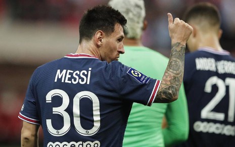 Messi com a camisa 30 do PSG, falando com colegas e aprovando sua estreia no Campeonato Francês