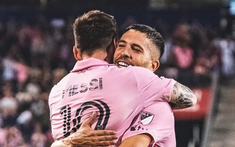 Lionel Messi e Jordi Alba se abraçam e comemoram gol do Inter Miami na MLS