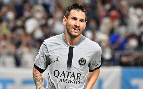 Lionel Messi em campo pelo PSG vestindo uniforme branco com detalhes pretos