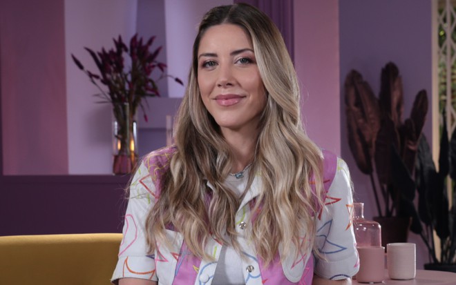 Mica Rocha está sorrindo no MiConta, programa da CNN Brasil
