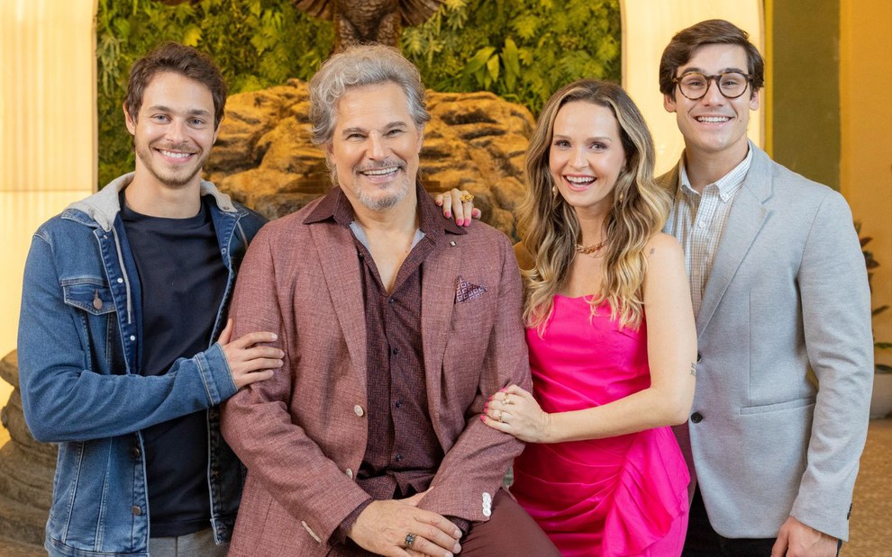 Michel Joelsas, Edson Celulari, Fernanda Rodrigues e Nicolas Prattes posam para foto de divulgação da novela Fuzuê