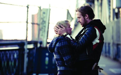 Michelle Williams e Ryan Gosling abraçados em cena de Namorados para Sempre
