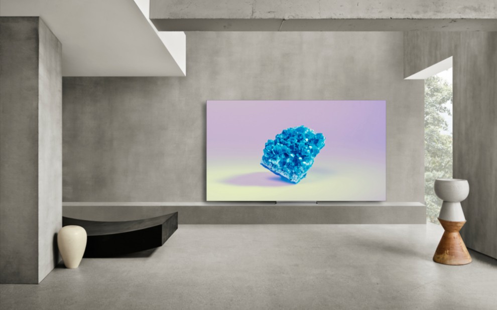 TV com tecnologia microLED na parede de sala decorada
