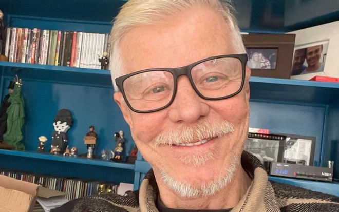 Miguel Falabella sorridente e usando óculos de grau em foto publicada no Instagram