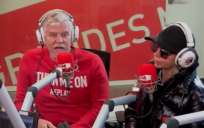 Miguel Falabella e Danielle Winits estão dando entrevista a uma rádio, sentados em um estúdio