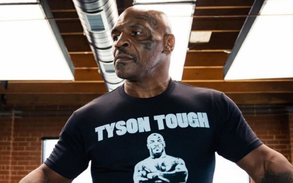 Mike Tyson com uma camisa preta antes de uma luta em 2020