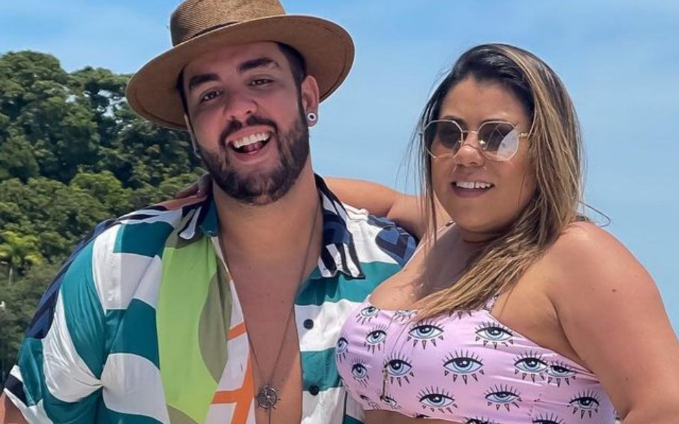 Rodrigo Mila e Daiana Araújo estão abraçados em uma lancha
