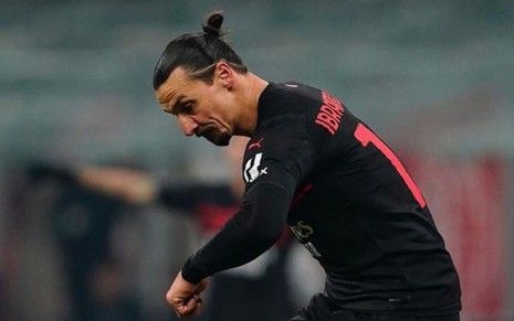 Jogador Ibrahimovic, do Milan, veste uniforme preto com detalhes vermelhos durante partida da equipe