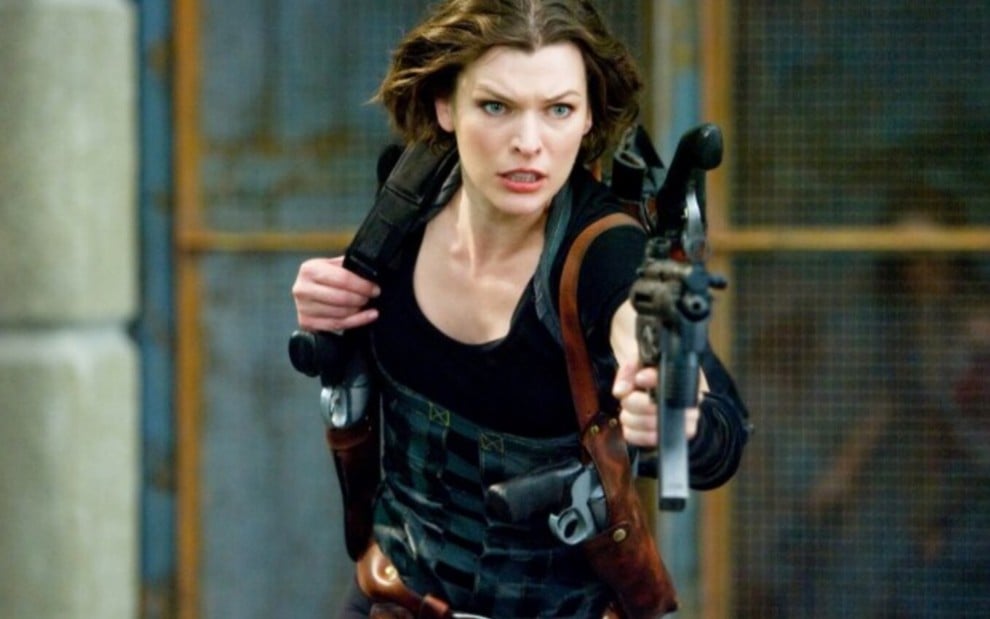 Milla Jovovich com arma na mão em cena de Resident Evil 6 - O Capítulo Final