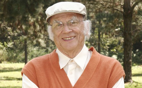Milton Franceschini com boina e um colete laranja de tricô