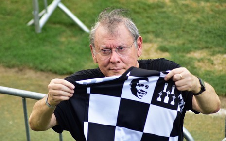 Foto de Milton Neves com camisa do Santos com imagem de Pelé
