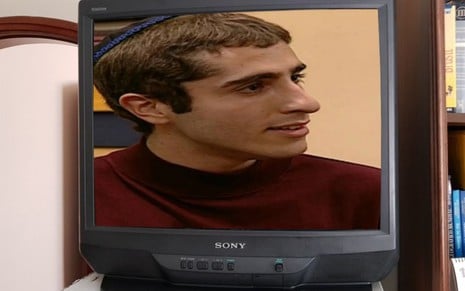 TV de tubo com tela plana exibindo cena de Marcos Mion na série Sandy & Junior