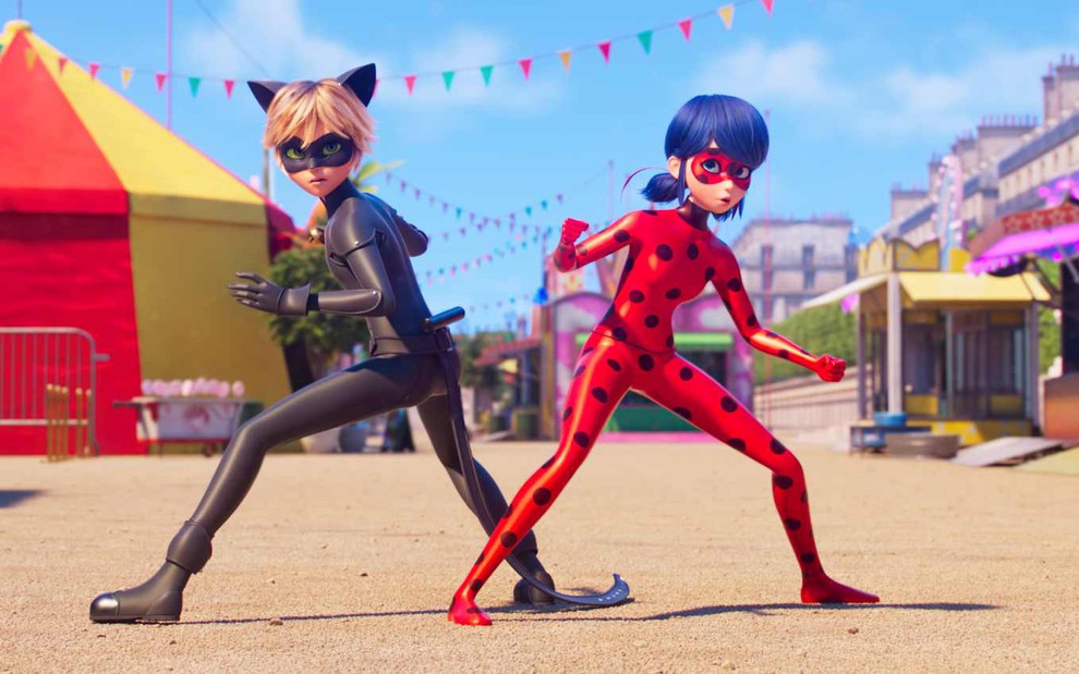 Adrien e Marinette fazem poses de heróis de ação em cena da animação Miraculous: As Aventuras de Ladybug - O Filme