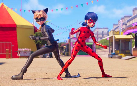 Adrien e Marinette fazem poses de heróis de ação em cena da animação Miraculous: As Aventuras de Ladybug - O Filme