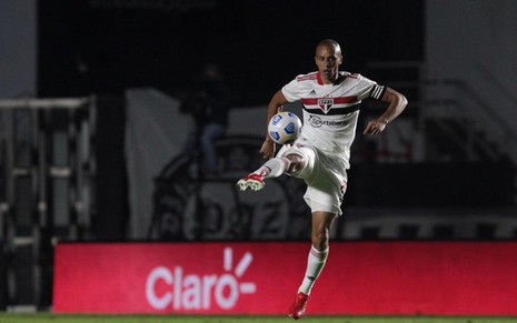 Foto do jogador de futebol do São Paulo Miranda faz embaixadinha com bola