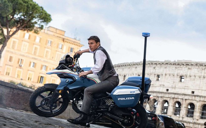 Tom Cruise pilota moto em cena de Missão: Impossível 7 Acerto de Contas - Parte 1