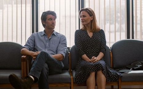 Garrett Hedlund e Anna Paquin se encaram sentados um ao lado do outro em cena da 2ª temporada de Modern Love