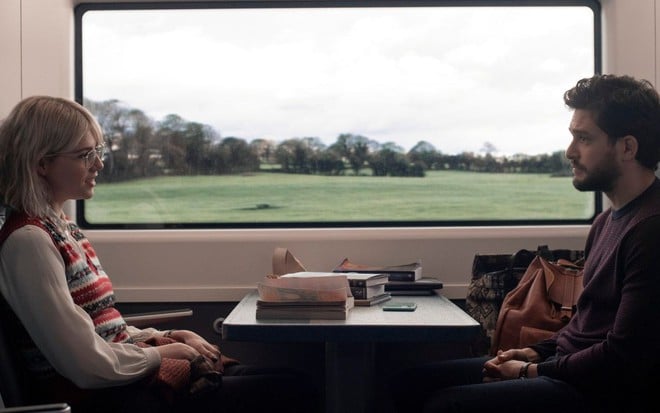 Os atores Lucy Boynton e Kit Harington frente a frente numa cabine de trem em cena do terceiro episódio da nova temporada de Modern Love
