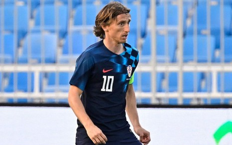 Luka Modric, da Croácia, em campo com uniforme preto com detalhes azuis