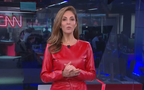 Monalisa Perrone com um vestido de couro vermelho na apresentação do Jornal da CNN