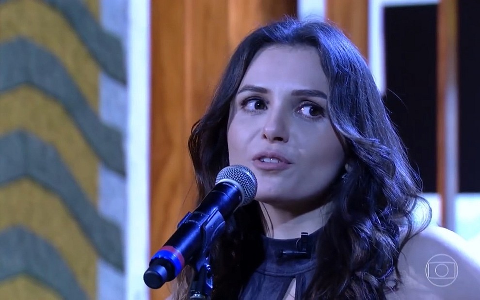 Monica Iozzi canta durante participação no programa Conversa com Bial