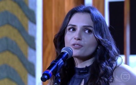 Monica Iozzi canta durante participação no programa Conversa com Bial