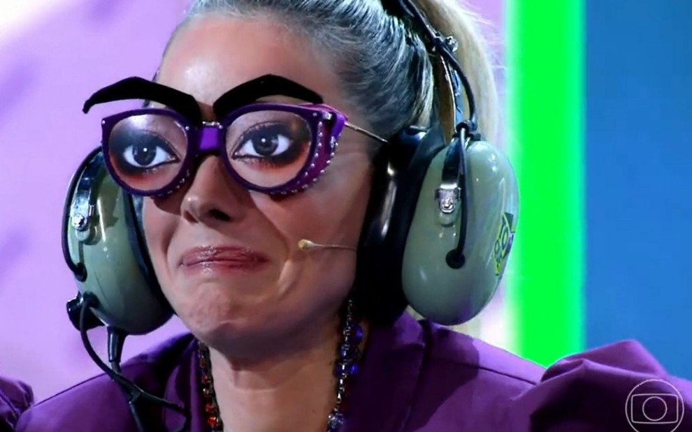 Monique Alfradique faz cara de nojo ao usar óculos em brincadeira do Caldeirão