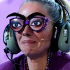 Monique Alfradique faz cara de nojo ao usar óculos em brincadeira do Caldeirão