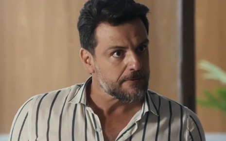 Rodrigo Lombardi com expressão de ódio em cena como Moretti na novela Travessia