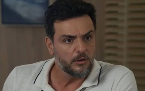 Rodrigo Lombardi caracterizado como Moretti em cena de Travessia