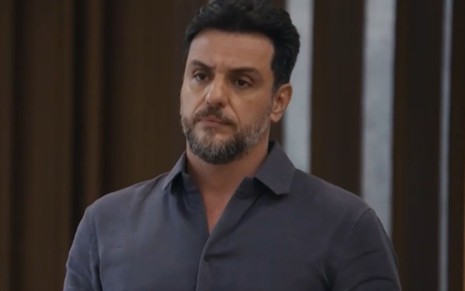 Rodrigo Lombardi com expressão séria em cena como Moretti na novela Travessia