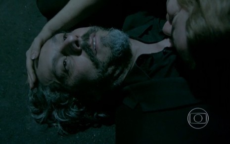 Comendador José Alfredo está morto, seu corpo está no chão e a mão de Cristina (Leandra Leal) repousa sobre sua cabeça