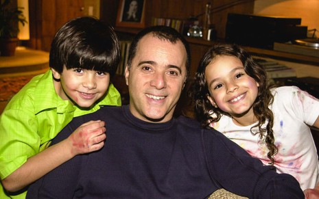 Victor Cugula ao lado de Tony Ramos e Bruna Marquezine em gravação de Mulheres Apaixonadas, em 2003; os três sorriem para foto