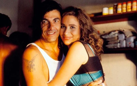 Evandro Mesquita e Andréa Beltrão abraçados, sorrindo, em Mulheres de Areia (1993)