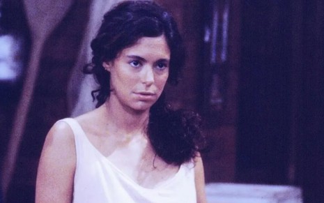 A atriz Giovanna Gold em cena como Alzira, sua personagem na novela Mulheres de Areia (1993), com expressão séria
