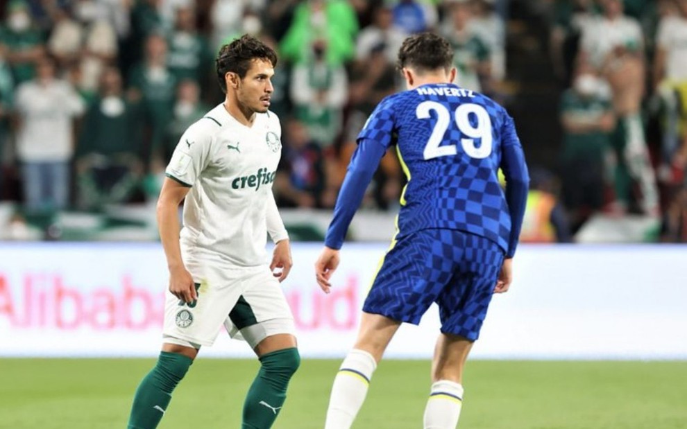 Raphael Veiga (do Palmeiras) e Kai Havertz (Chelsea) na disputa da final do Mundial de Clubes