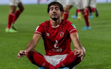 Mohamed Hany medita após vitória do Al Ahly no Mundial de Clubes