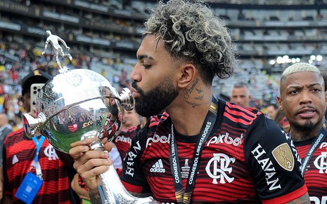 Gabigol, do Flamengo, beija a taça da Libertadores da América em 2022