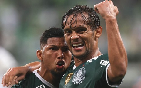 Rony e Gustavo Scarpa comemoram gol pelo Palmeiras no Allianz Parque