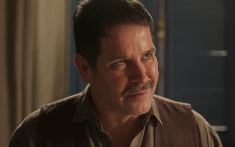 Murilo Benício com expressão séria em cena como Tenório na novela Pantanal