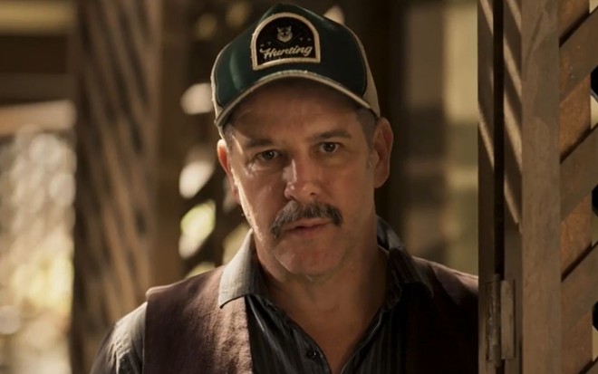 Murilo Benício usa boné em cena como Tenório na novela Pantanal