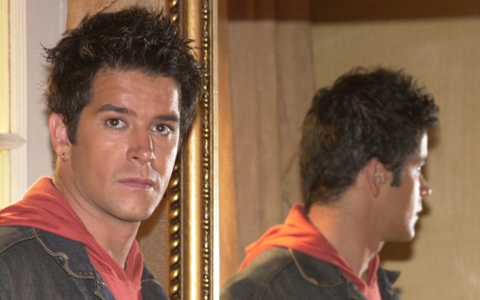 Murilo Benício como Léo na novela O Clone; ele está ao lado de um espelho
