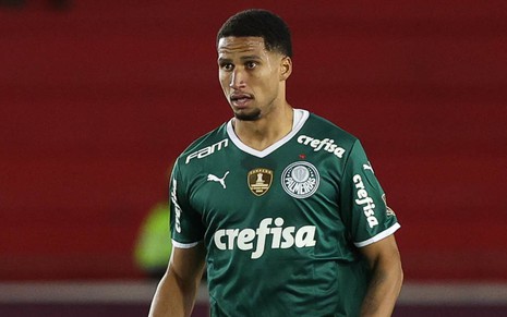 Murilo, do Palmeiras jogando com uniforme verde do clube