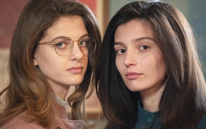 As atrizes Margherita Mazzuco e Gaia Girace olham para a câmera, com expressão séria, caracterizadas como suas personagens na série My Brilliant Friend